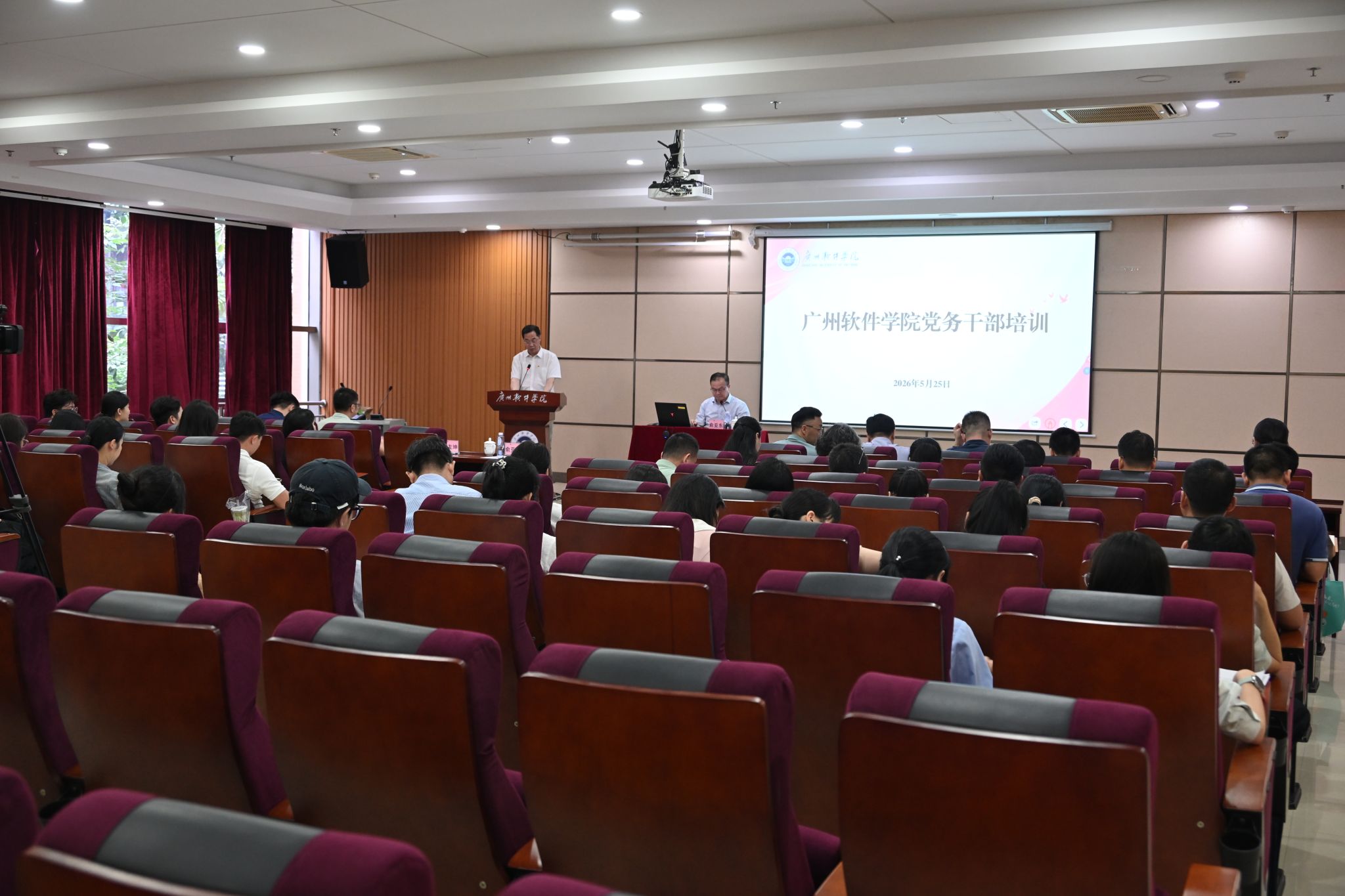 专题党务培训助力非凡娱乐高质量发展，中国民办教育协会党建专委会理事长俞亚东莅临非凡开展讲座